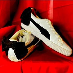 Black and white size 7 1/2 puma’s